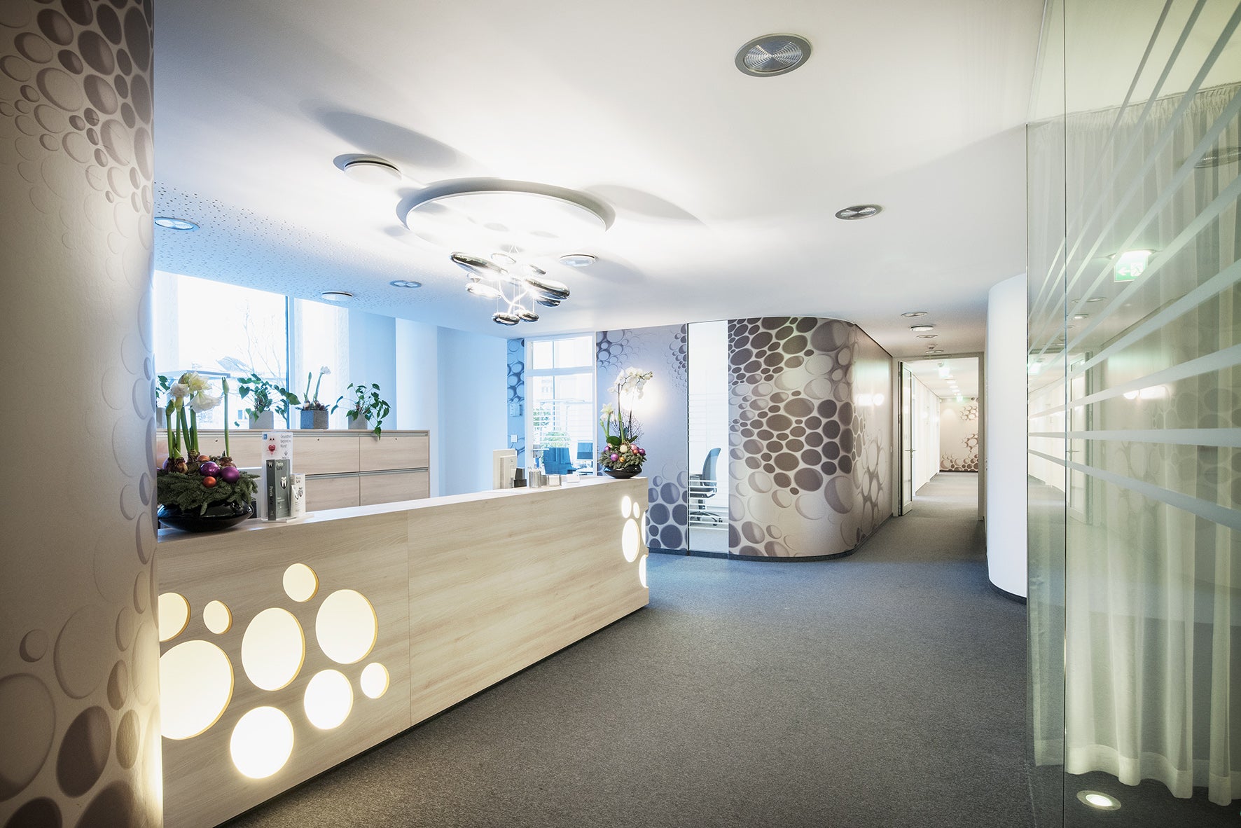 Foto eines Standortes der ias PREVENT GmbH. Es ist der Eingangsbereich mit Empfangstresen zu sehen.